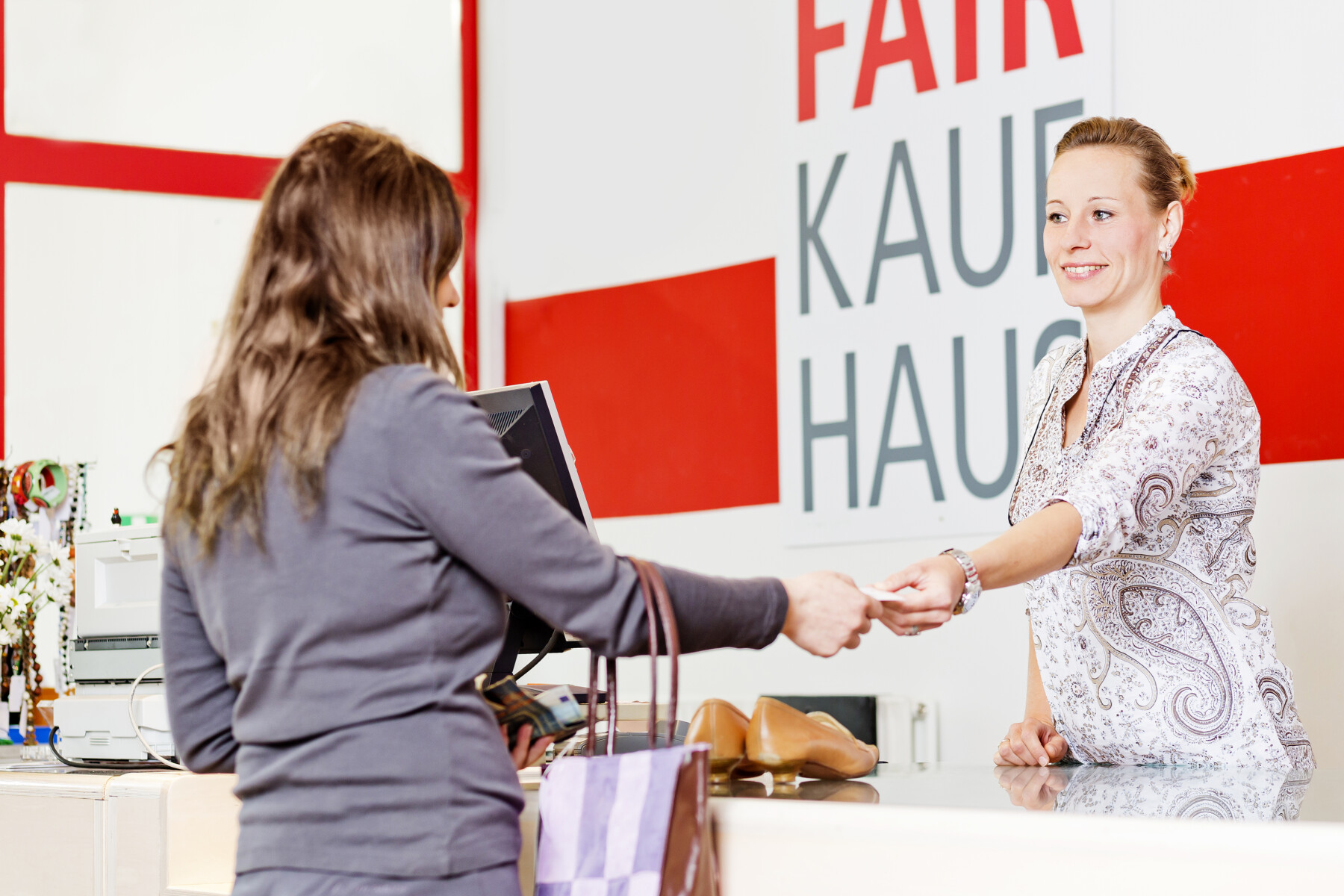 Übergabe einer Spende im FAIRKAUFHAUS